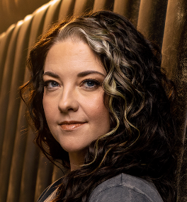  Ashley McBryde To Guest Host Middays On KKGO (Go Country 105)/Los Angeles In May