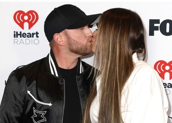  Cole Swindell Is Engaged